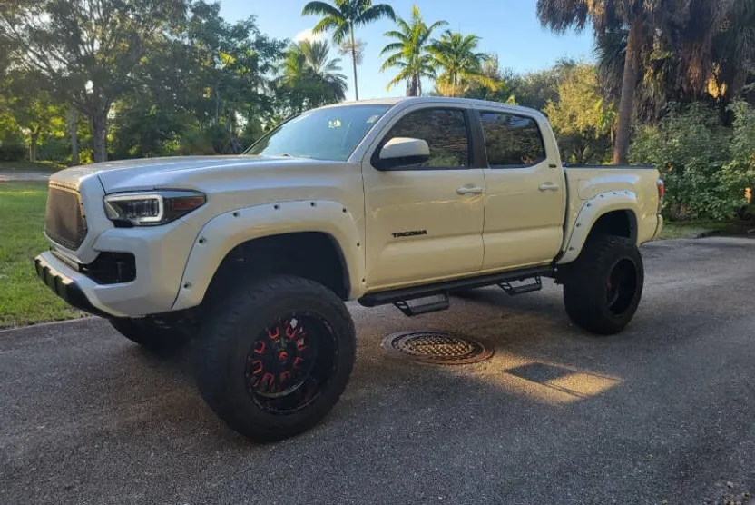 2017 Toyota Tacoma SR5 V6 photo 1