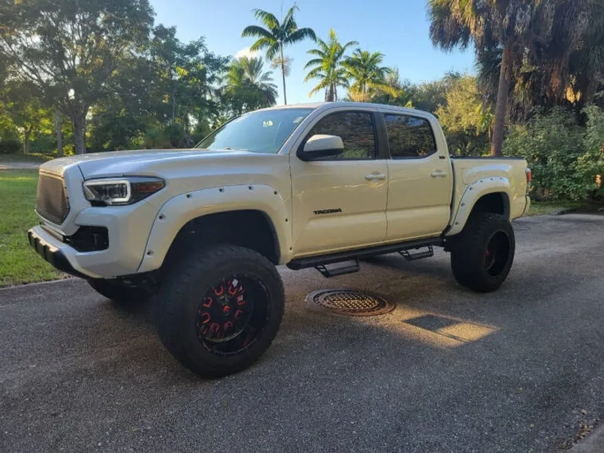2017 Toyota Tacoma SR5 V6 photo 1