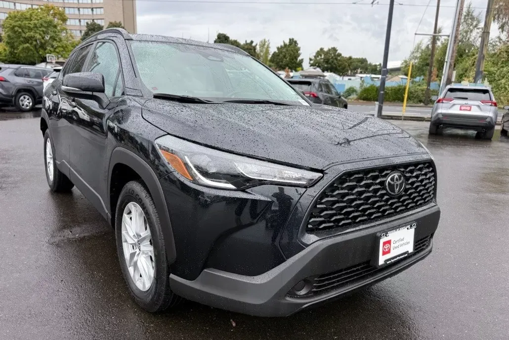 2023 Toyota Corolla Cross LE photo 1
