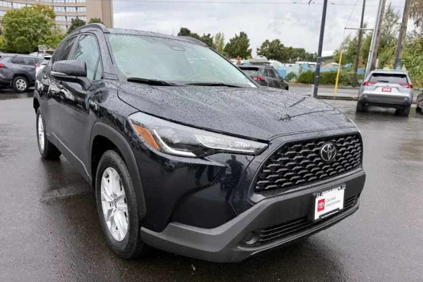 2023 Toyota Corolla Cross LE photo 1