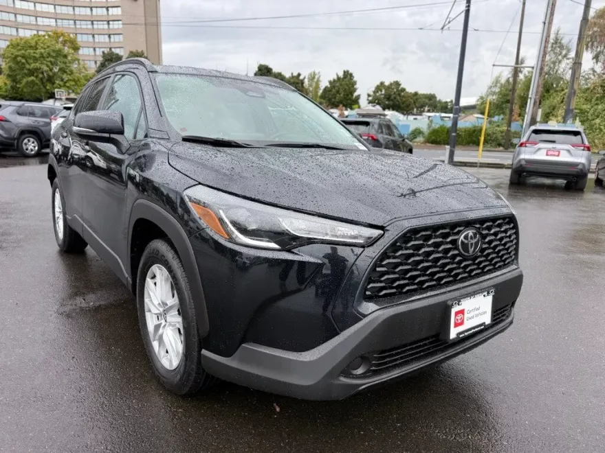 2023 Toyota Corolla Cross LE photo 1