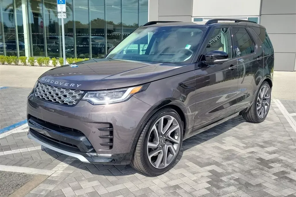 2025 Land Rover Discovery Metropolitan Edition photo 1