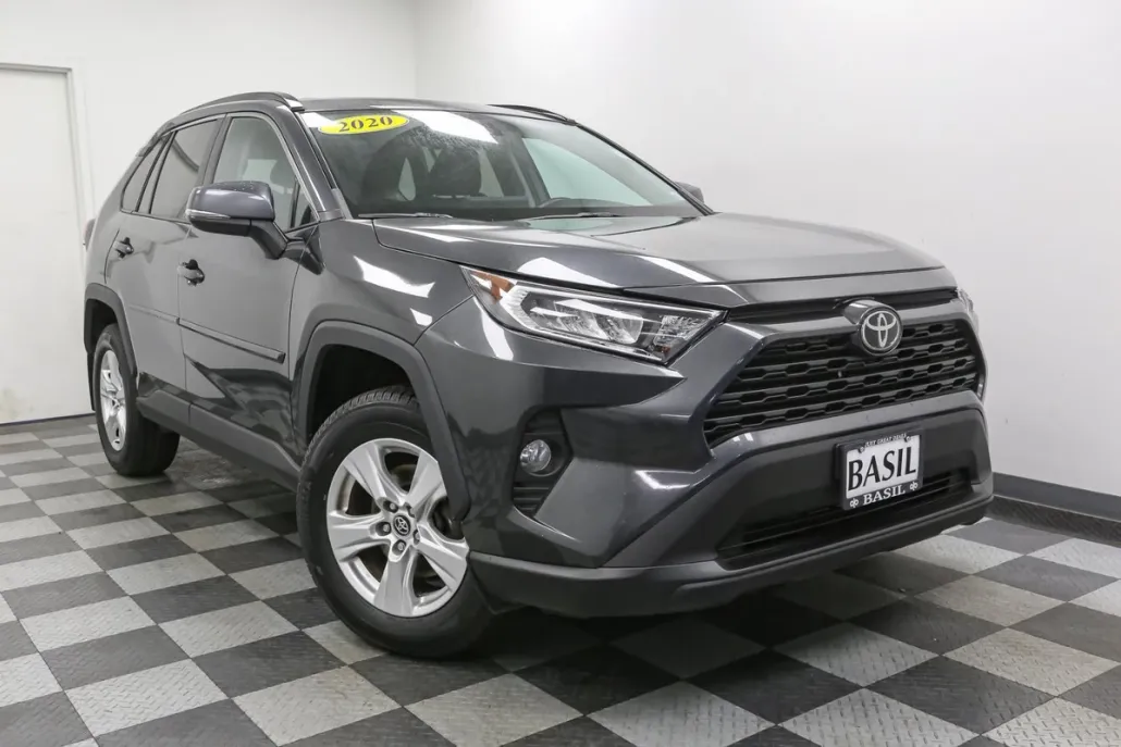2020 Toyota RAV4 XLE photo 1