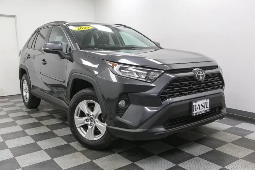 2020 Toyota RAV4 XLE photo 1