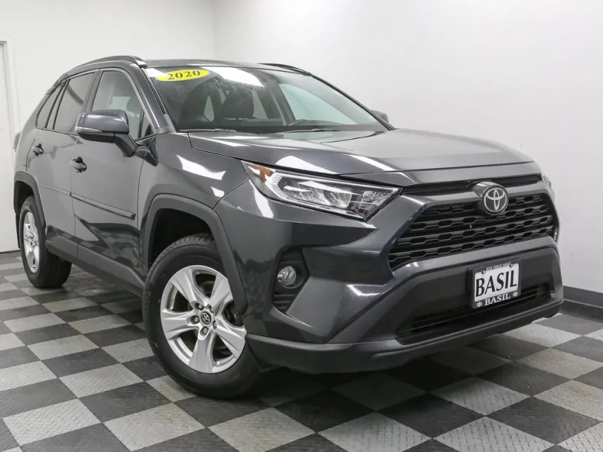 2020 Toyota RAV4 XLE photo 1