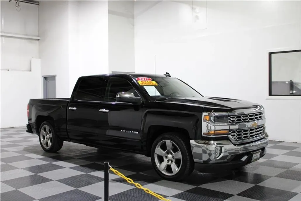 2017 Chevrolet Silverado 1500 LT photo 1