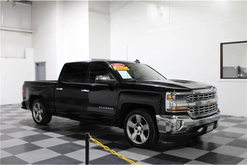 2017 Chevrolet Silverado 1500 LT photo 1