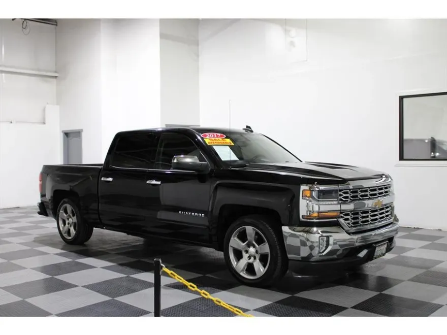 2017 Chevrolet Silverado 1500 LT photo 1