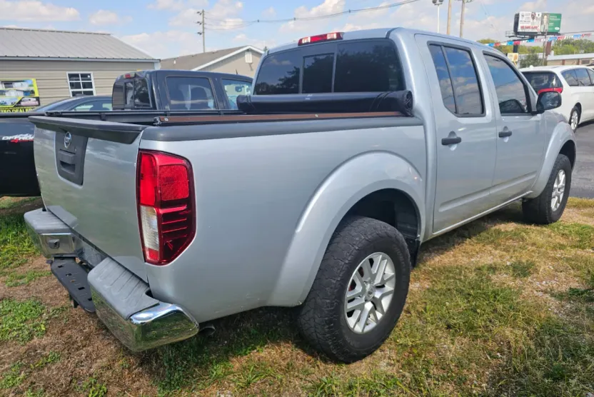 2016 Nissan Frontier Crew Cab SV photo 1