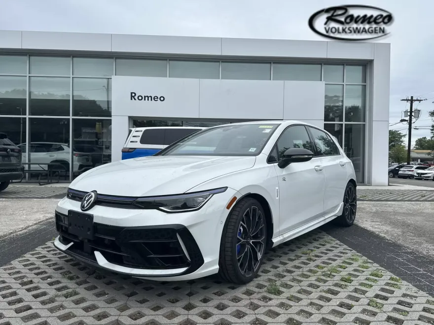 2025 Volkswagen Golf R 2.0 TSI photo 1