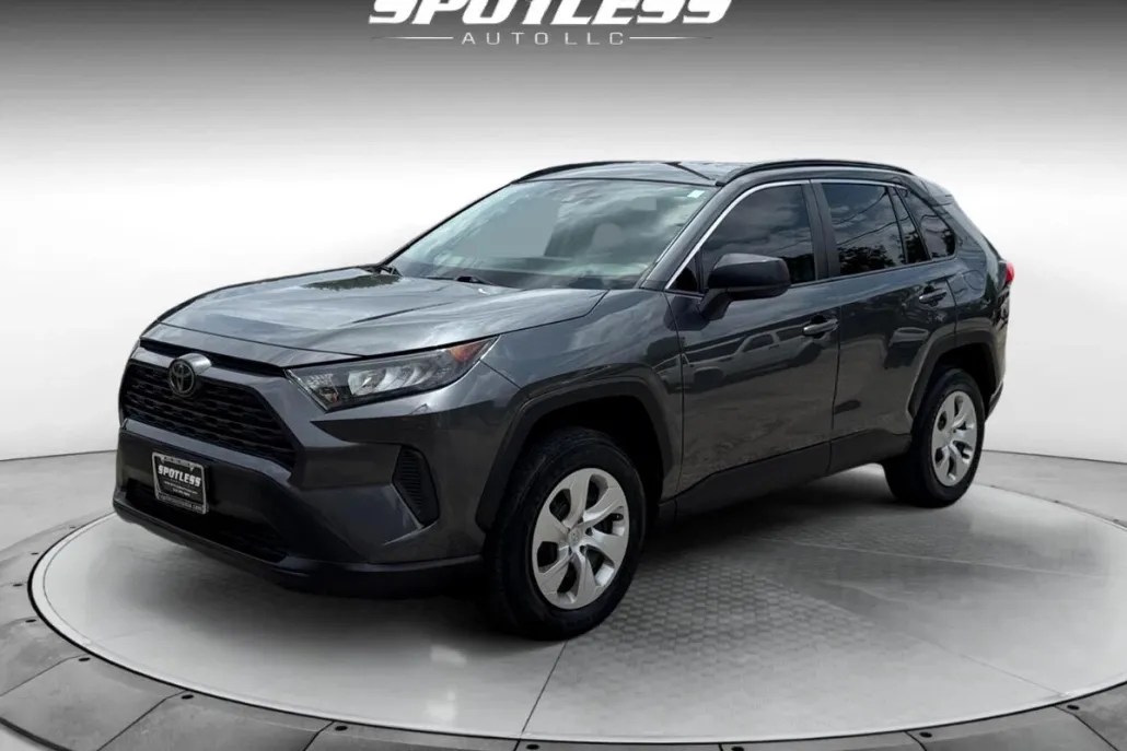 2020 Toyota RAV4 LE photo 1