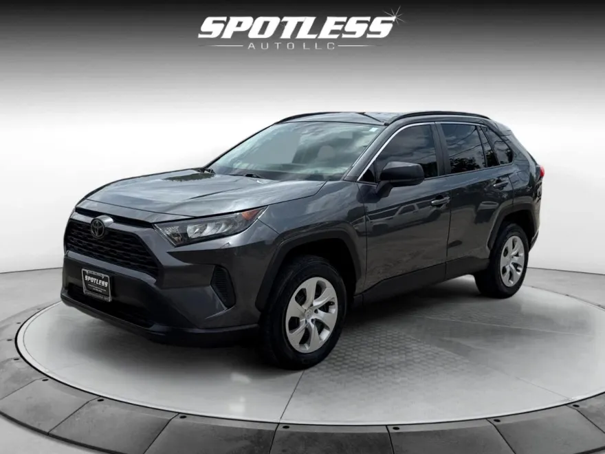 2020 Toyota RAV4 LE photo 1