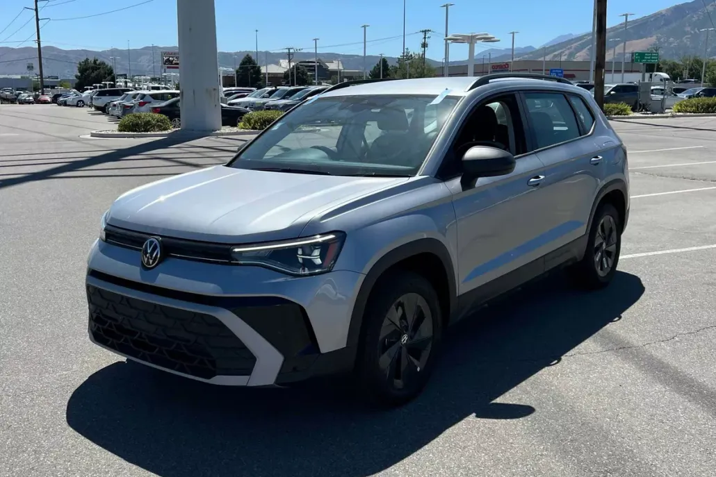 2025 Volkswagen Taos S photo 1