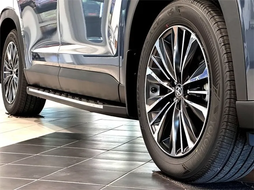 2026 Toyota Highlander Platinum Hybrid photo 1