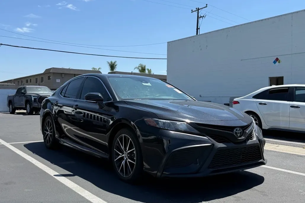 2024 Toyota Camry SE photo 1