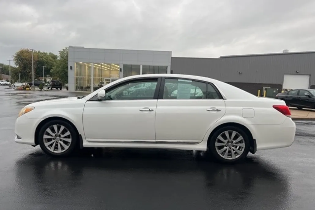 2011 Toyota Avalon Limited photo 1