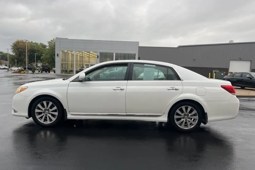2011 Toyota Avalon Limited photo 1