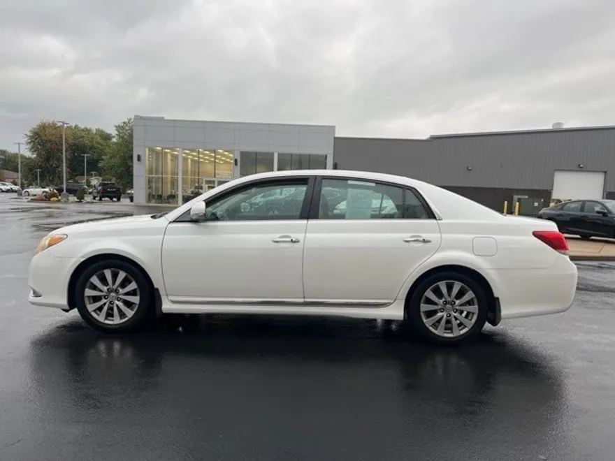2011 Toyota Avalon Limited photo 1