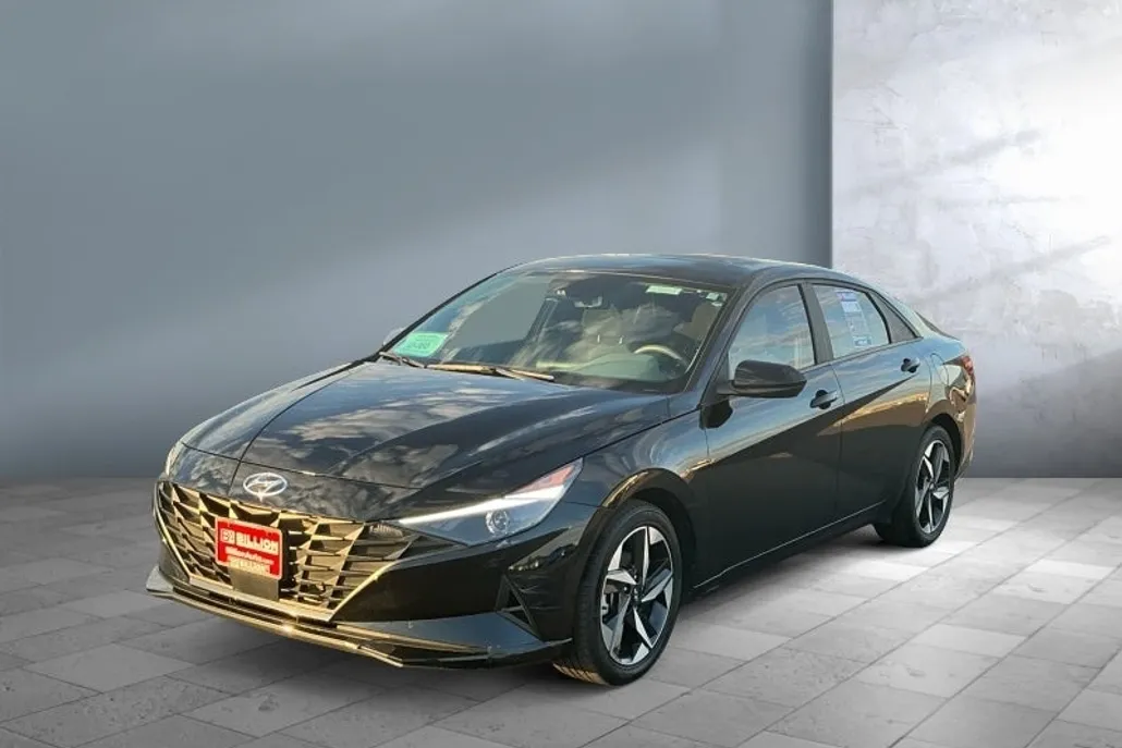 2023 Hyundai Elantra SEL photo 1