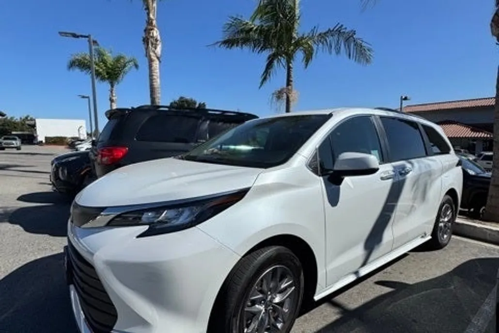 2023 Toyota Sienna XLE photo 1