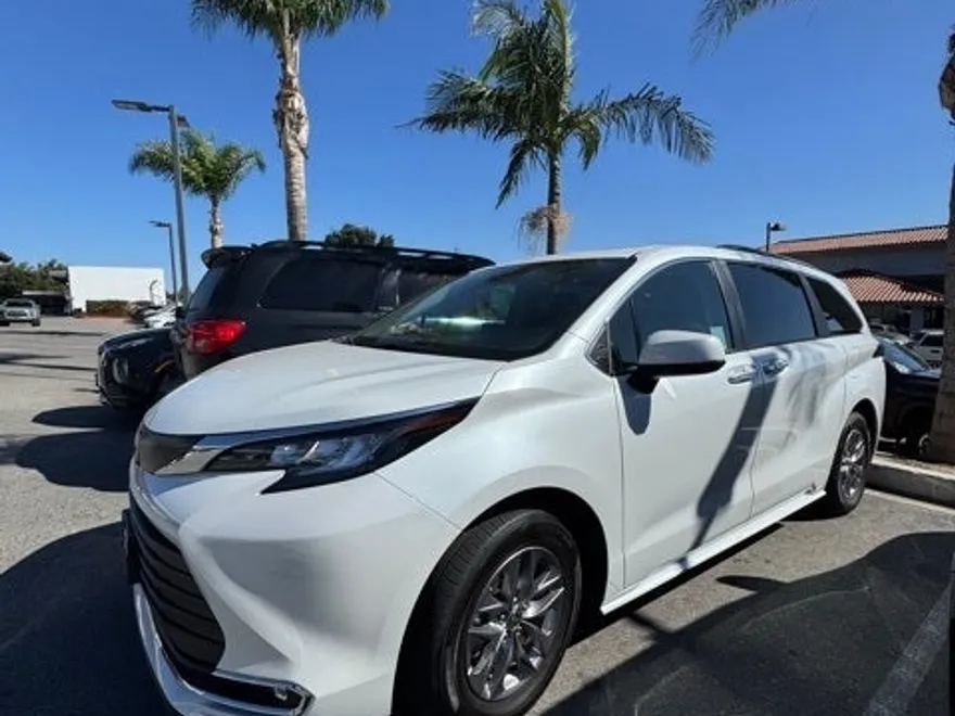 2023 Toyota Sienna XLE photo 1