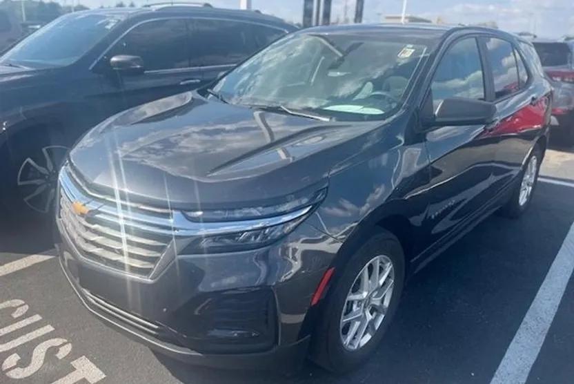 2022 Chevrolet Equinox LS photo 1