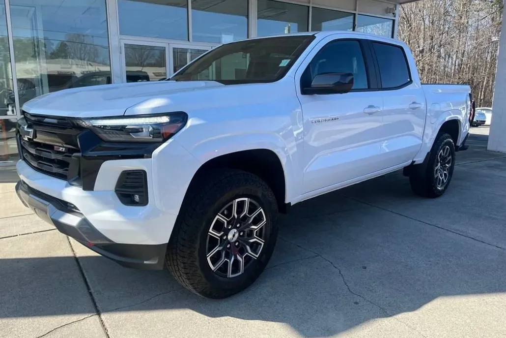 2025 Chevrolet Colorado Z71 photo 1