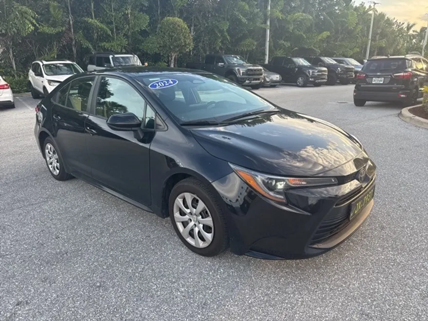 2024 Toyota Corolla LE photo 1