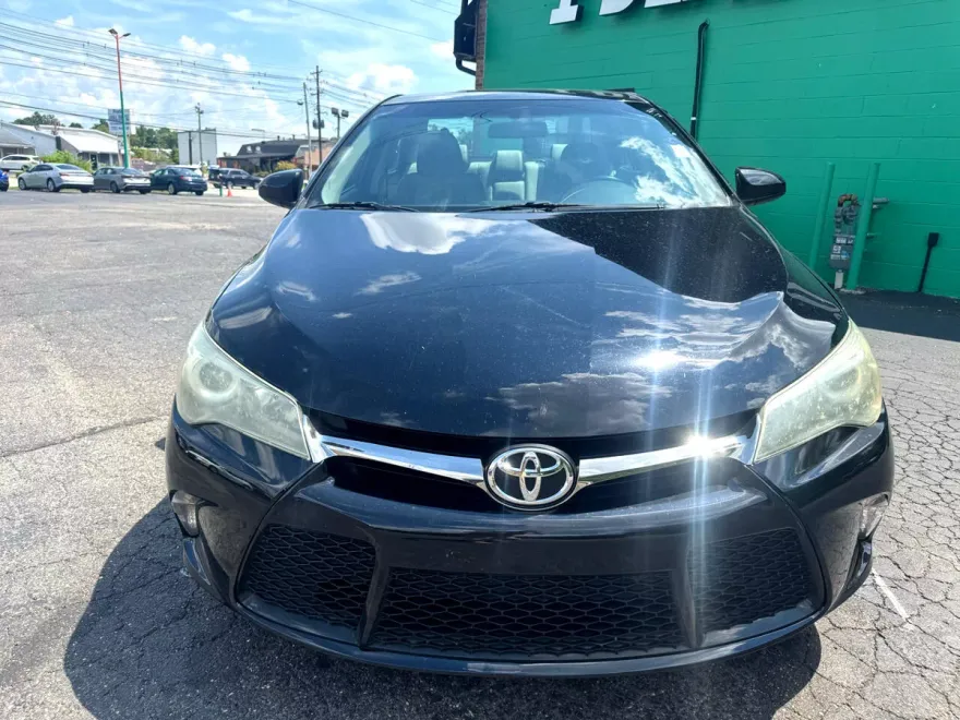 2017 Toyota Camry XLE photo 1