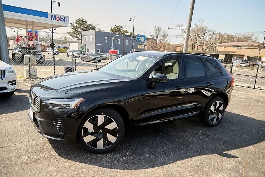 2025 Volvo XC60 Hybrid T8 Plus photo 1