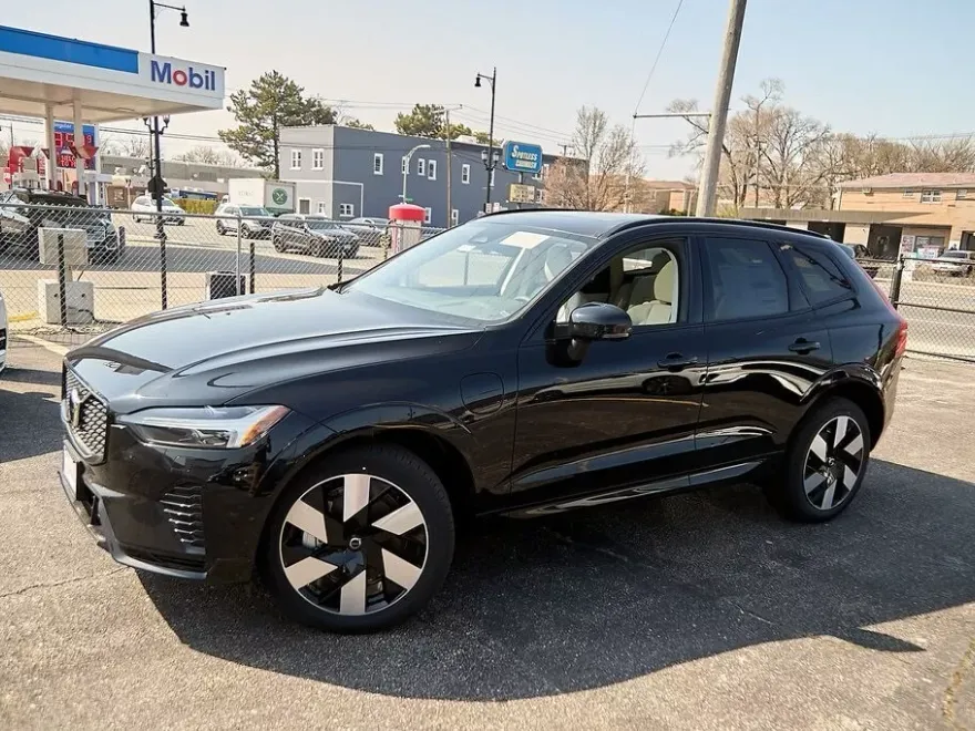 2025 Volvo XC60 Hybrid T8 Plus photo 1