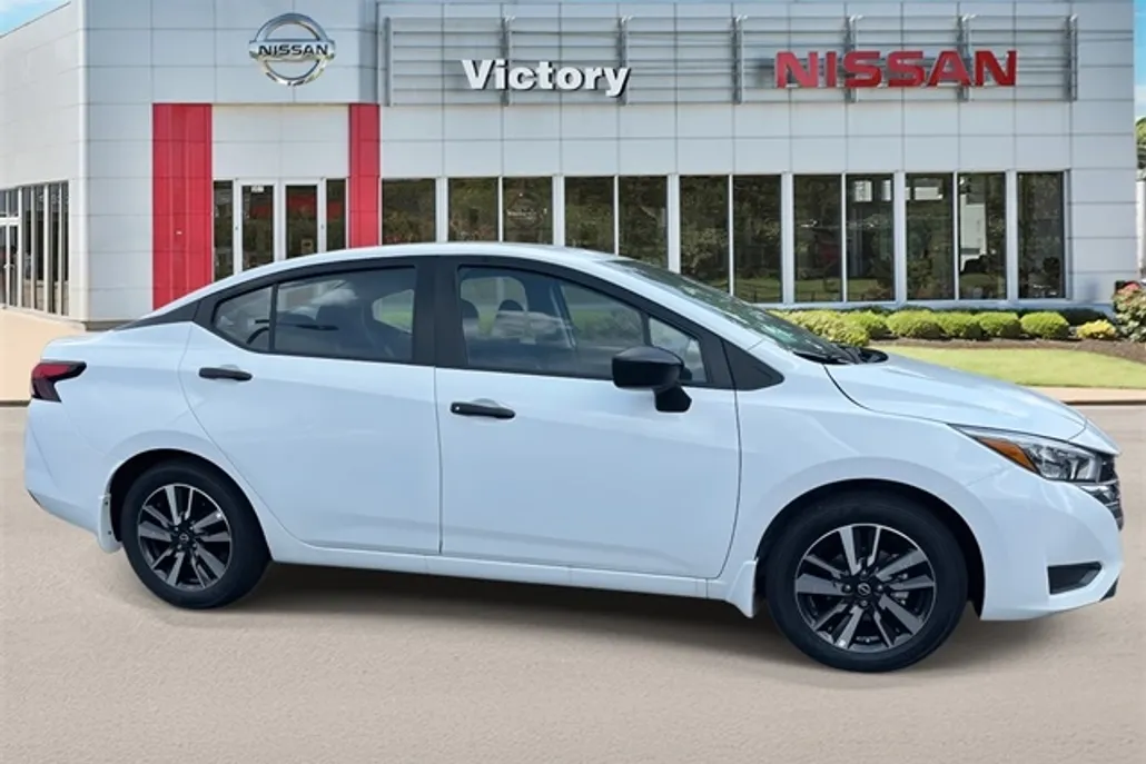 2025 Nissan Versa 1.6 S photo 1