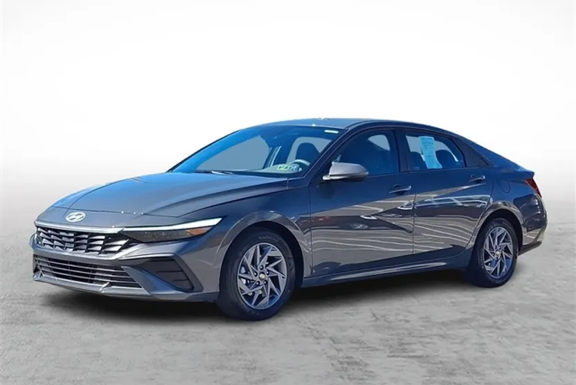 2024 Hyundai Elantra SEL photo 1