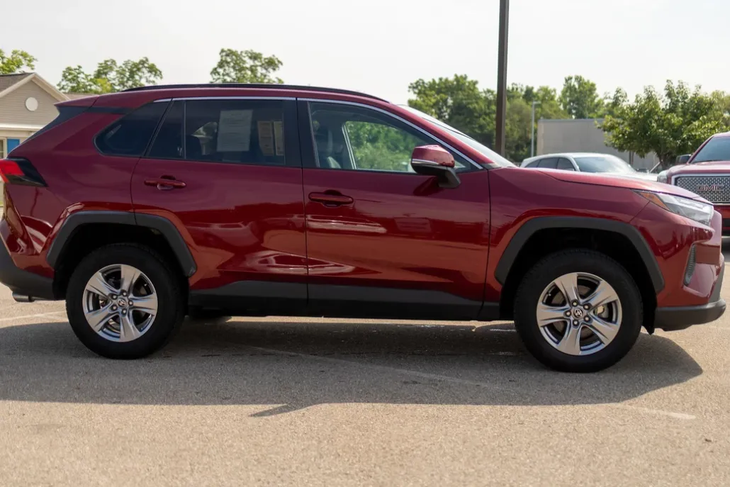 2022 Toyota RAV4 XLE photo 1