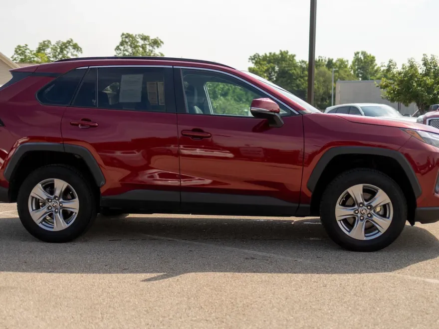 2022 Toyota RAV4 XLE photo 1