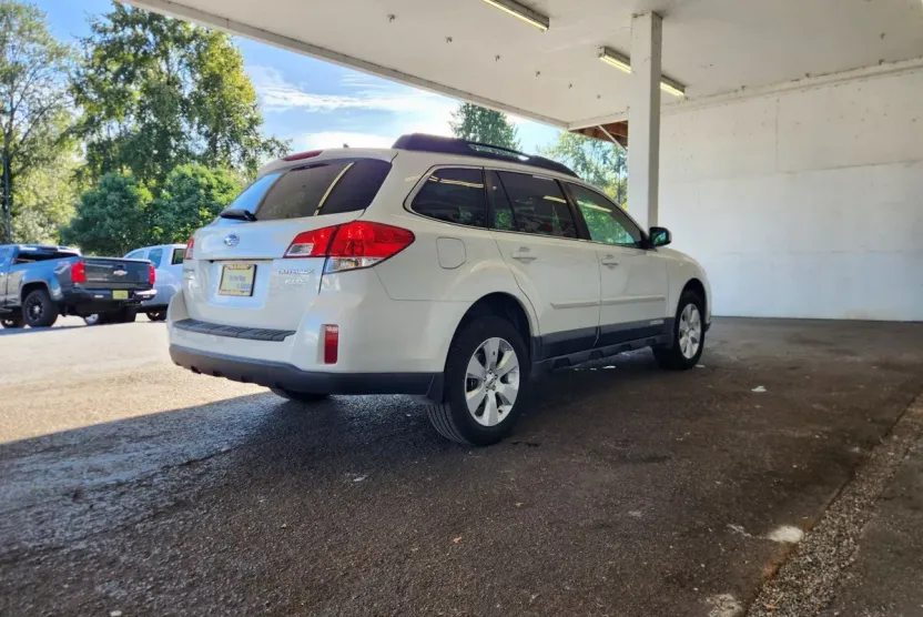 2012 Subaru Outback 2.5i Limited photo 1