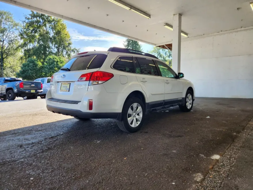 2012 Subaru Outback 2.5i Limited photo 1