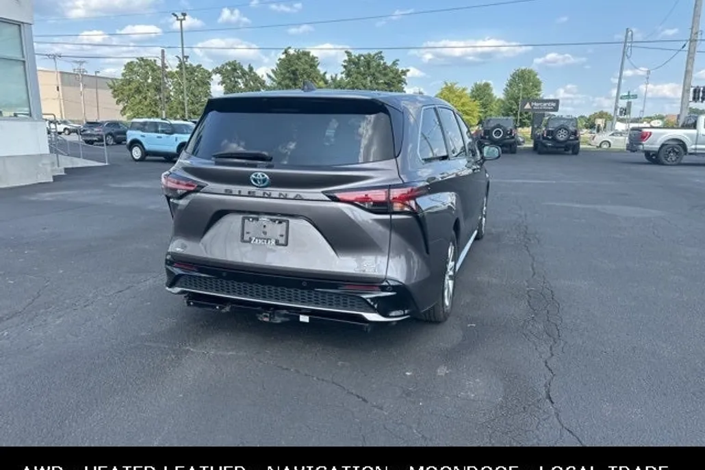 2021 Toyota Sienna XSE Hybrid photo 1