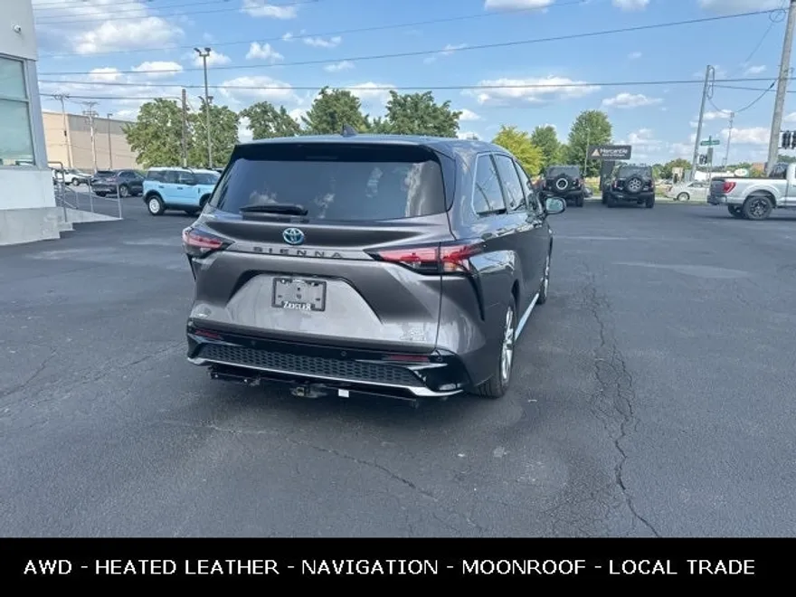 2021 Toyota Sienna XSE Hybrid photo 1