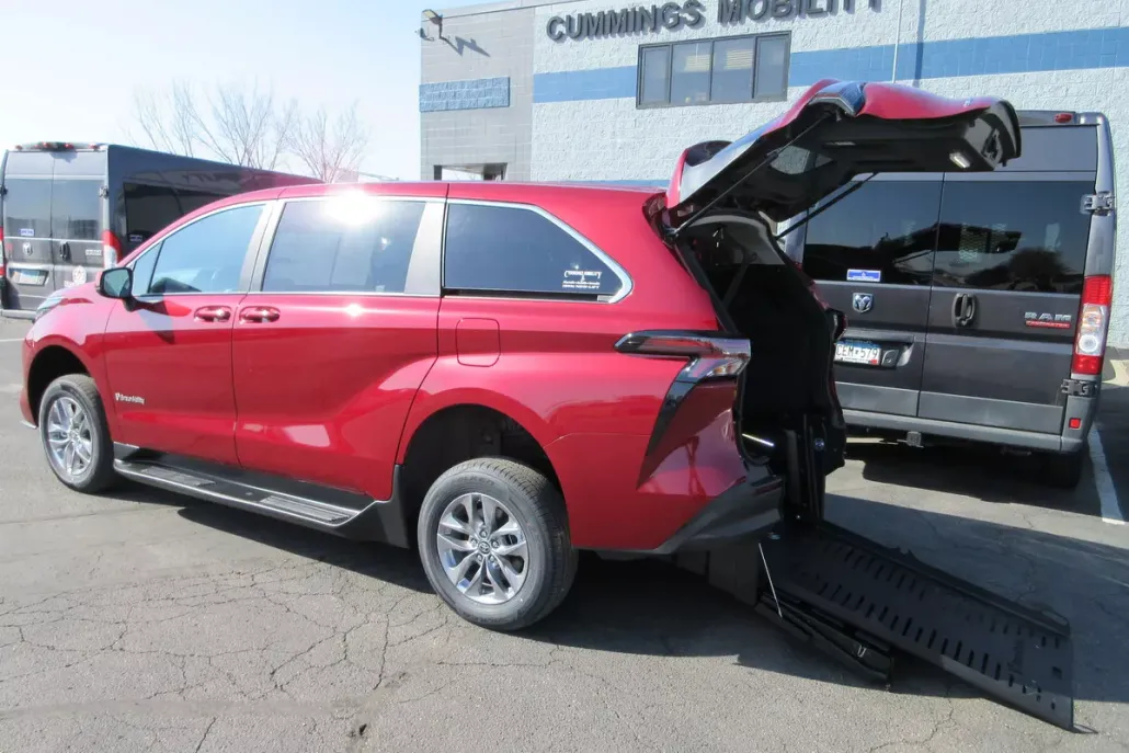 2025 Toyota Sienna LE photo 1