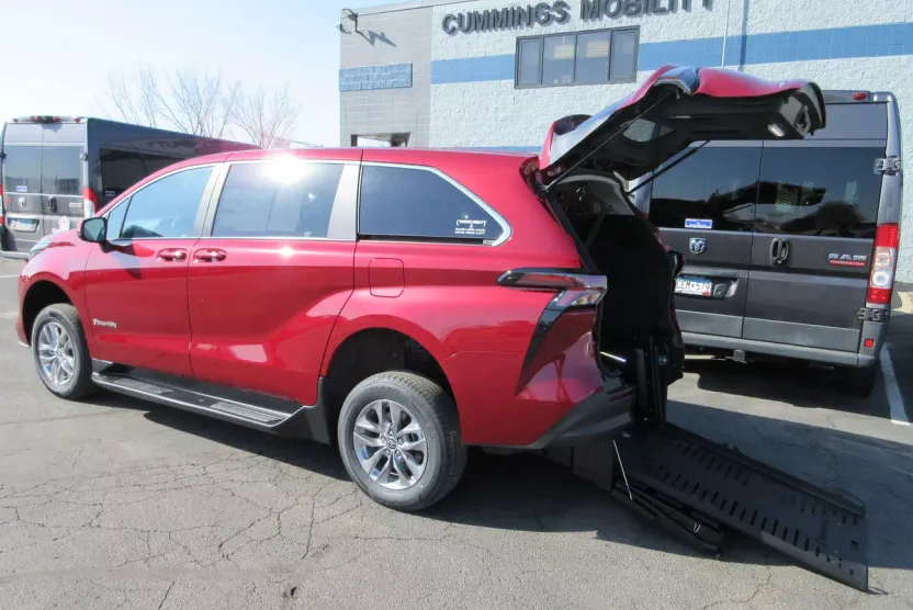 2025 Toyota Sienna LE photo 1