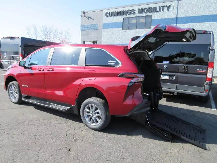 2025 Toyota Sienna LE photo 1