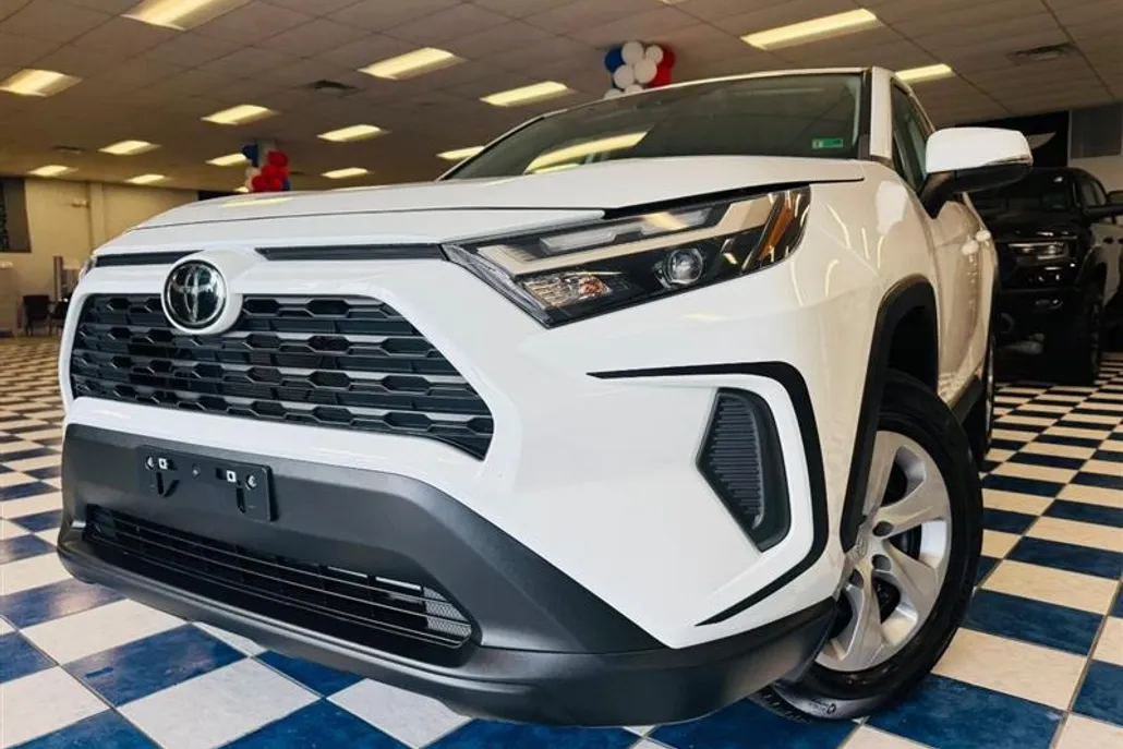 2023 Toyota RAV4 LE photo 1
