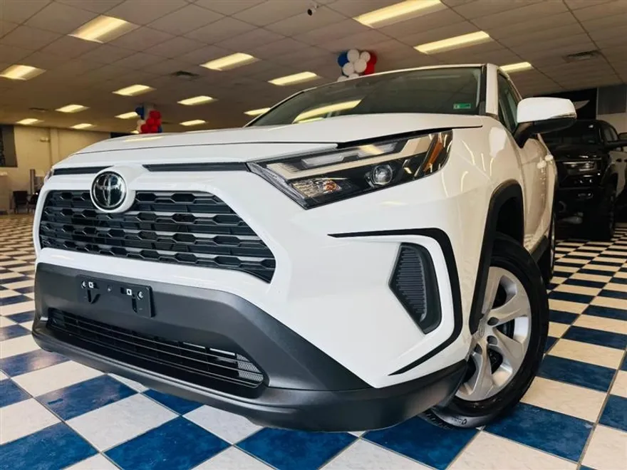 2023 Toyota RAV4 LE photo 1