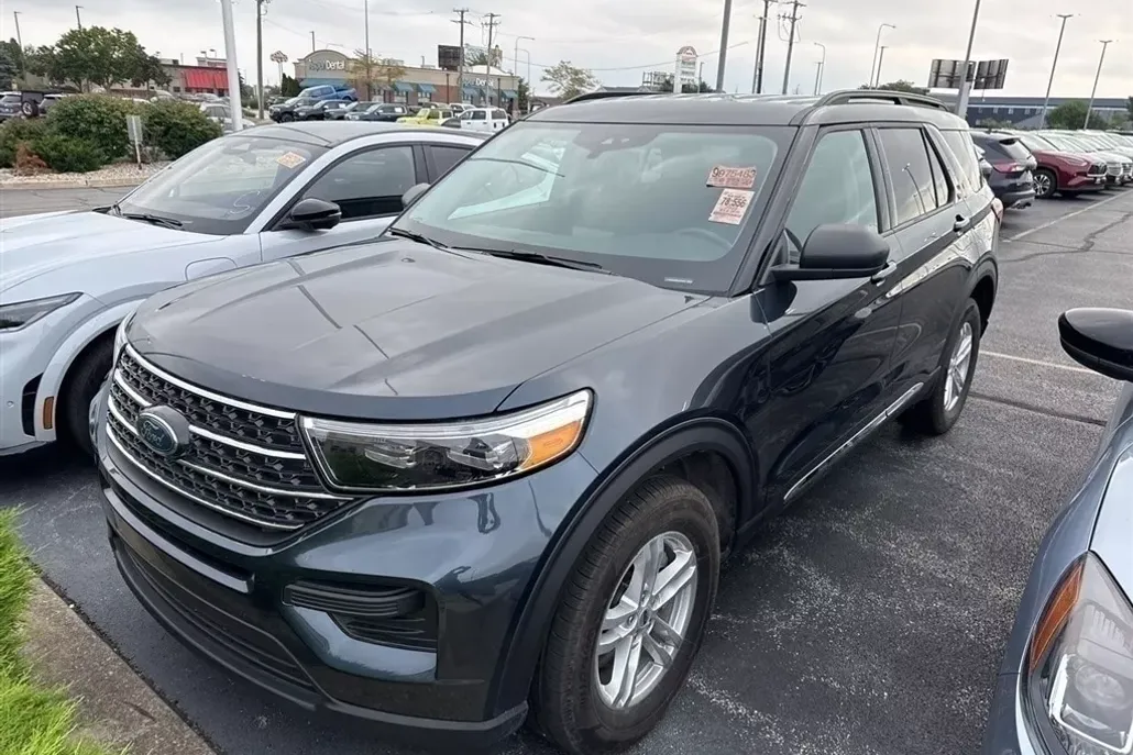 2023 Ford Explorer XLT photo 1