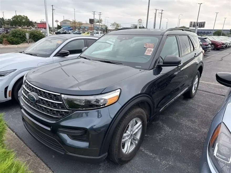 2023 Ford Explorer XLT photo 1