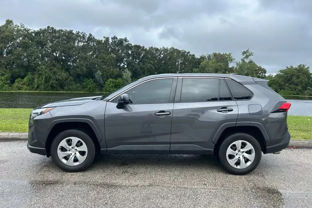 2023 Toyota RAV4 LE photo 1