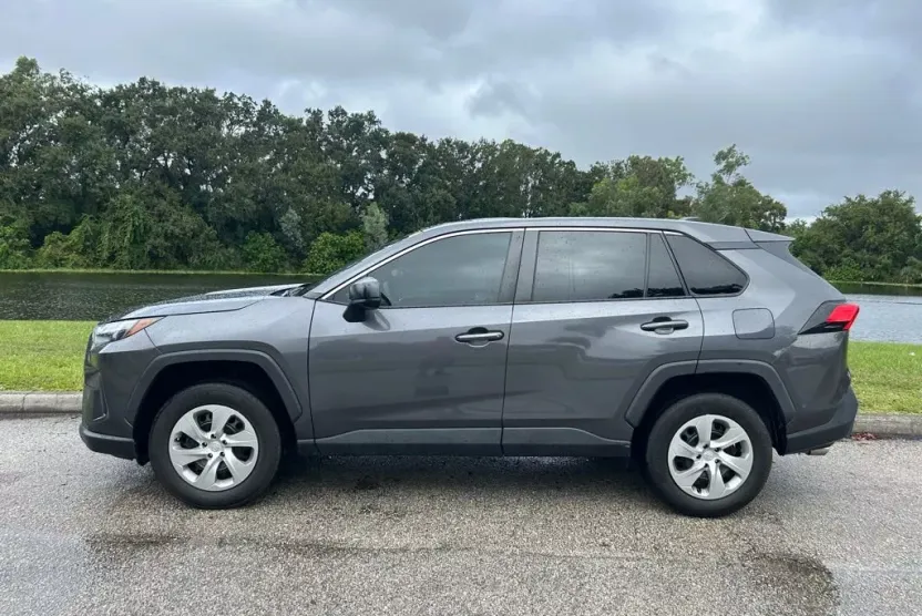 2023 Toyota RAV4 LE photo 1