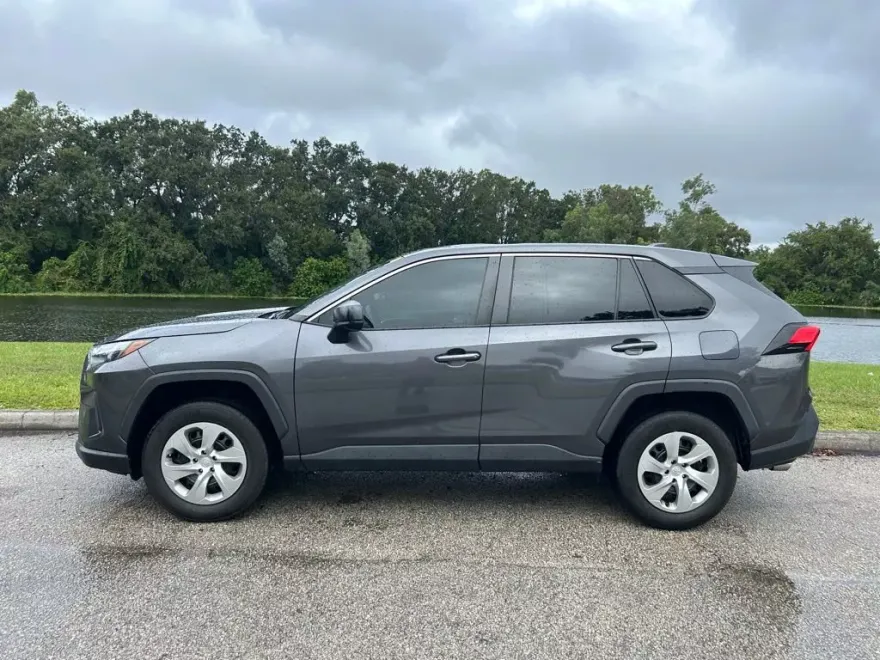 2023 Toyota RAV4 LE photo 1