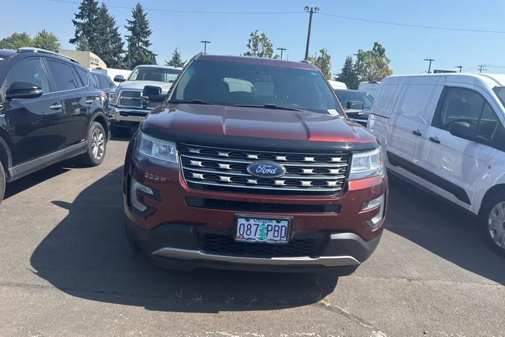 2016 Ford Explorer XLT photo 1